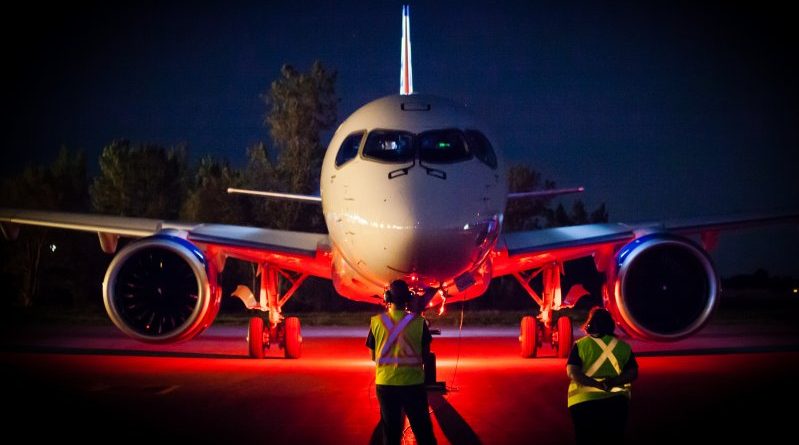 CS100 de Bombardier qui se prépare pour un vol de nuit