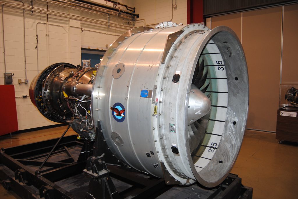 Le tout premier moteur PW1524G que Pratt & Whitney a donné à l'ÉNA