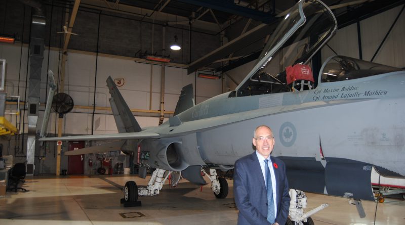 Jacques comtois devant un CF-18