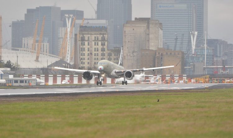 CS100 au décollage de l'aéroport de London City