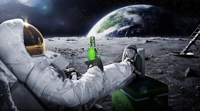 Astronaute buvant une Heineken sur la lune