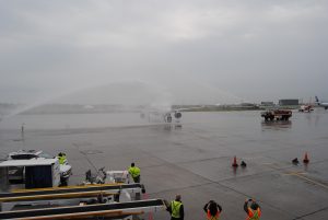 Le premier avion d'Interjet à Montréal-Trudeau reçoit les salutations d'usage avec deux canons à eau.