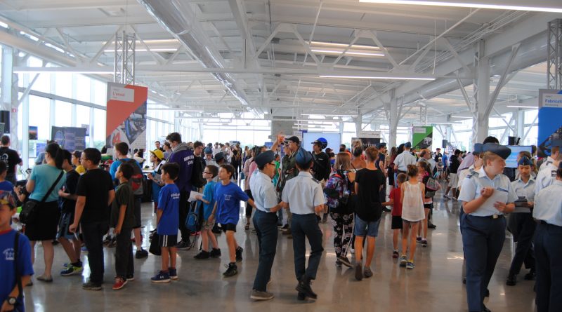 Des jeunes qui participent au parcours immersif d'Aéro Montréal