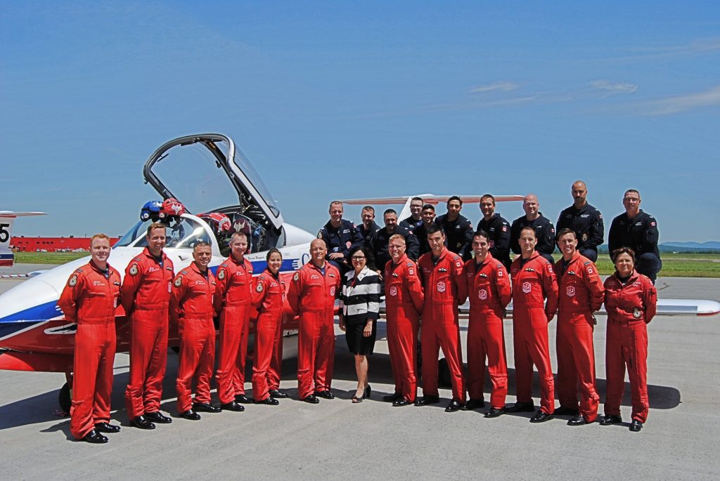 Suzanne benoit présidente d'Aéro Montréal entoutrée des Snowbirds