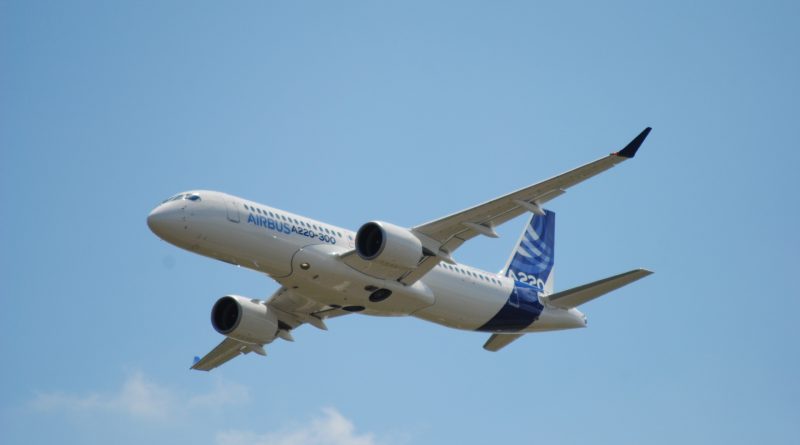 A220-300 survolant la foule à Toulouse-Blagnac