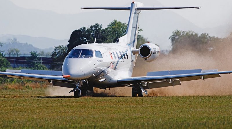 PC-24 sur piste en terre battue