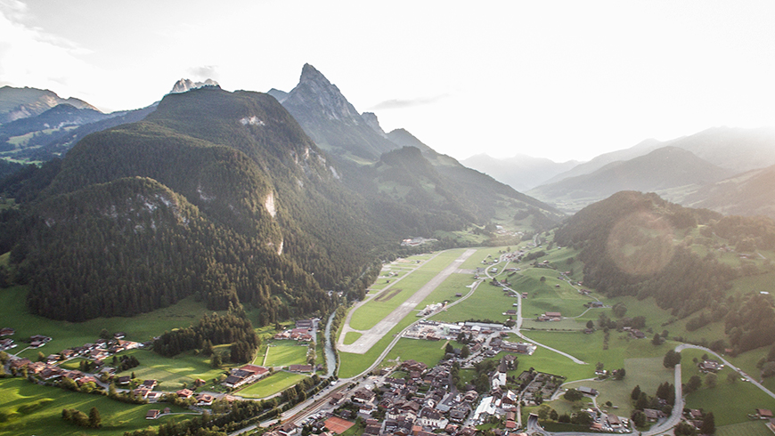 L'aéroport de Saanen/Gstaad est située dans une vallée