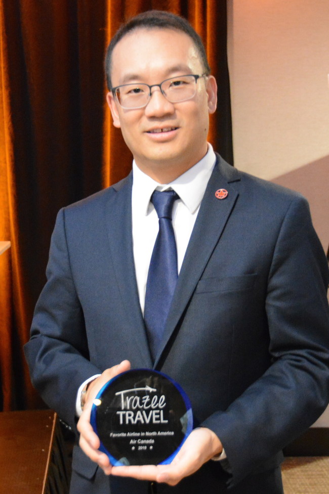 M. Andrew Yiu vice-président - Produits, d'Air Canada recevant le prix de Trazzetravel