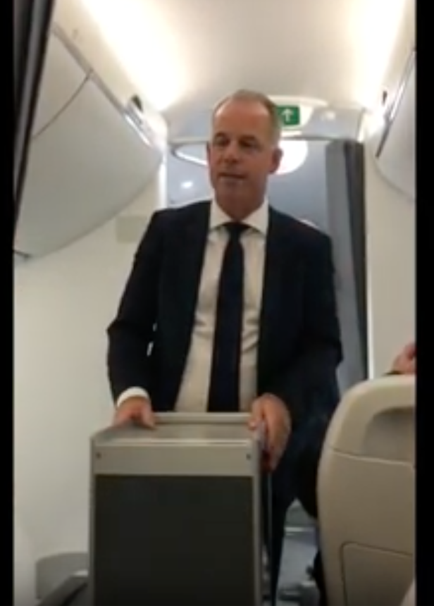 Le président d'Air Baltic présentant la cabine de l'L'A220