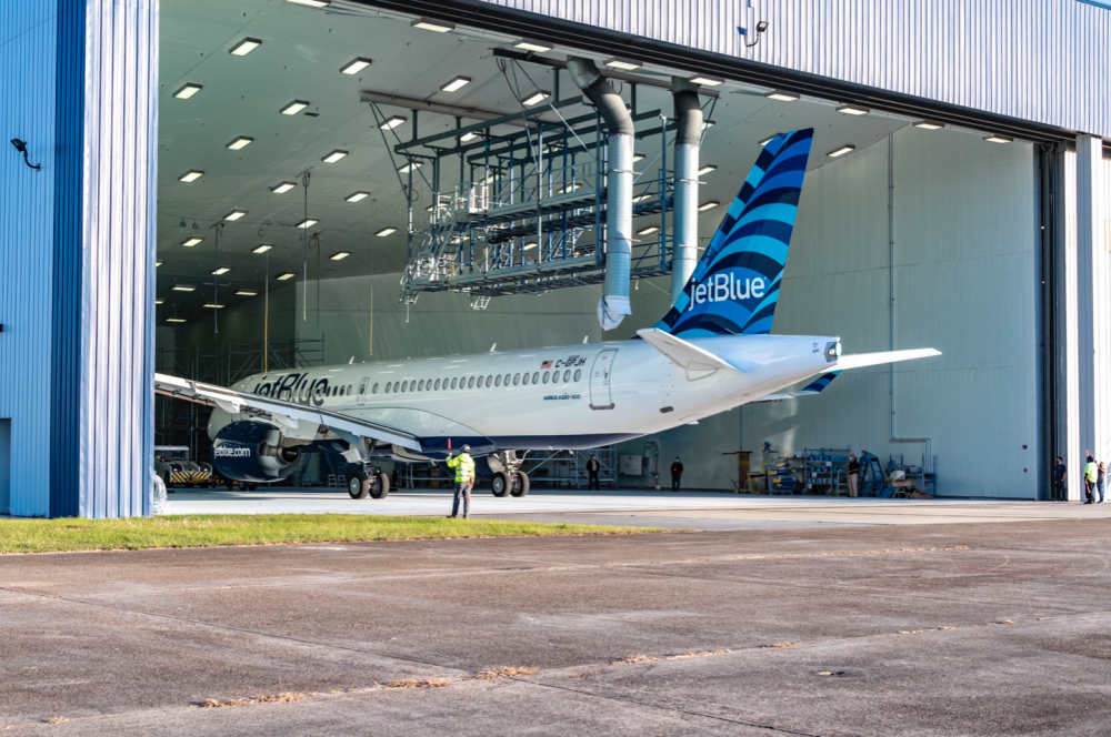 Jetblue premier A220-300 dans l'atelier de peinture