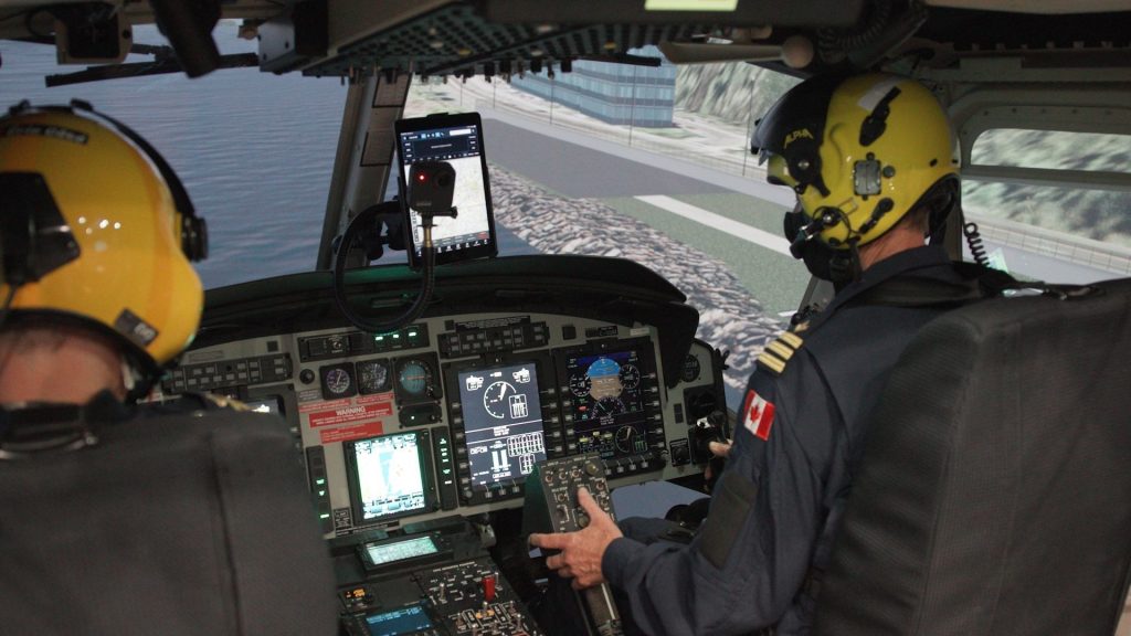 Le poste de pilotage du simulateur de la Garde côtière