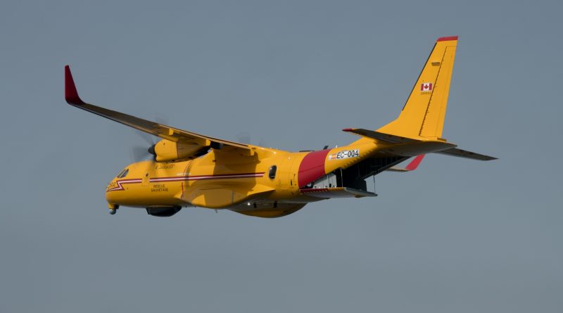 CC-295 en vol avec la porte arrière ouverte