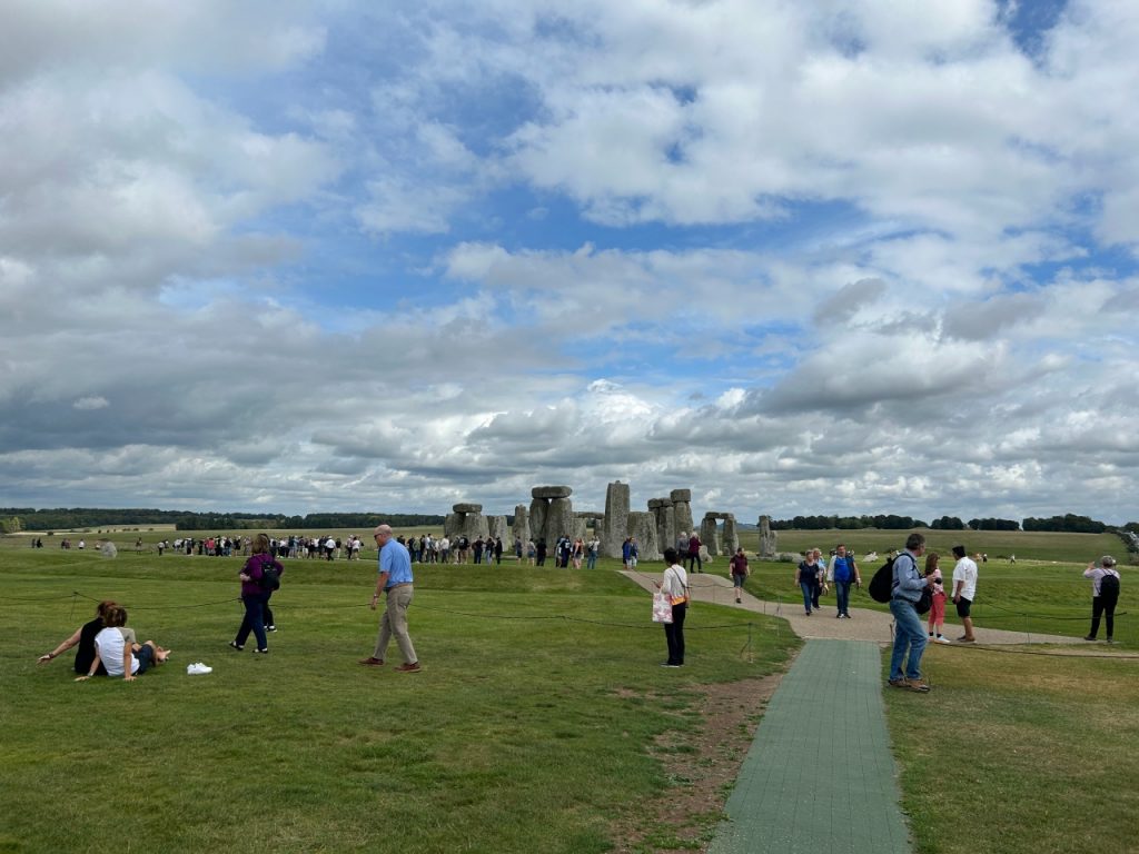 Il y a touyjours beaucoup de monde à Stonehenge