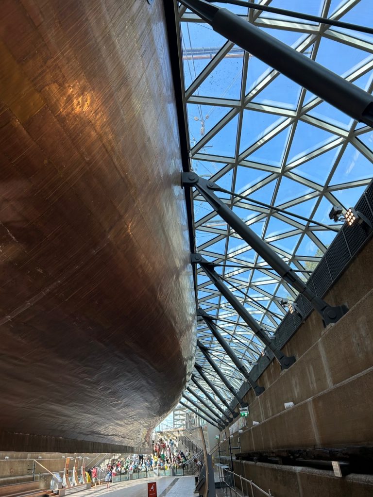 Sous le Cutty Sark qui est suspendu